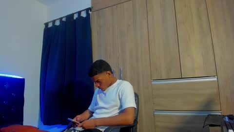 isaac_master77 online show from November 11, 2:47 am