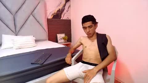 isaacxsam_ online show from May 26, 12:33 pm