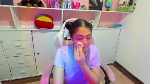 Snapshot of isabela_latingirl chatting on December 6, 4:19 am  isabela online show from December 6, 4:19 am