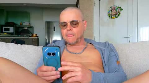 isanin online show from April 5, 1:19 pm