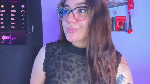 Snapshot of isarhodes_ chatting on December 17, 10:22 pm Isa online show from December 17, 10:22 pm