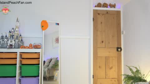 Lou  Peaches online show from October 26, 2:18 pm