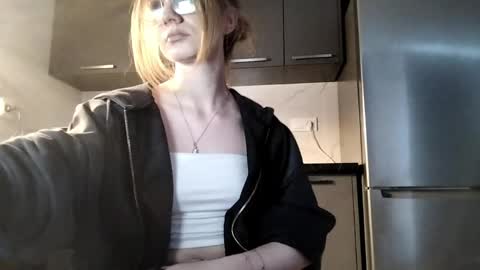 Mia online show from April 8, 5:16 pm