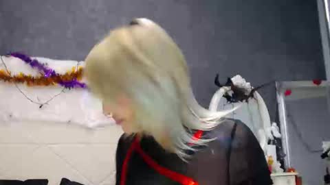 IssaSmyth online show from November 12, 7:32 am