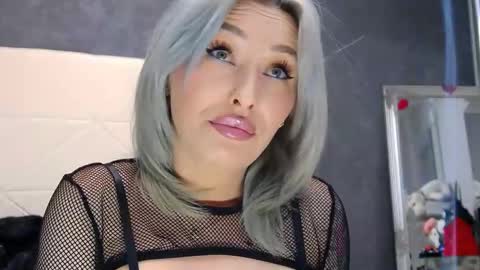 IssaSmyth online show from April 21, 7:26 am