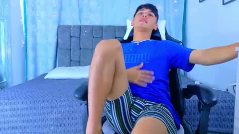 ithan_kingtwin online show from April 25, 9:23 pm