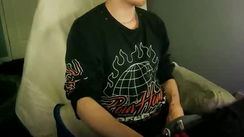 Snapshot of itsnotliam834 chatting on September 9, 2:33 am itsnotliam834 online show from September 9, 2:33 am