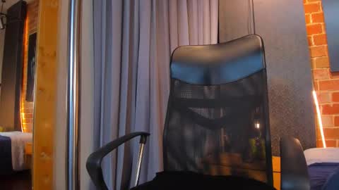 itszairen online show from February 8, 6:50 am