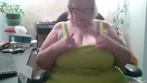 ivyjane3522 online show from May 7, 1:56 am
