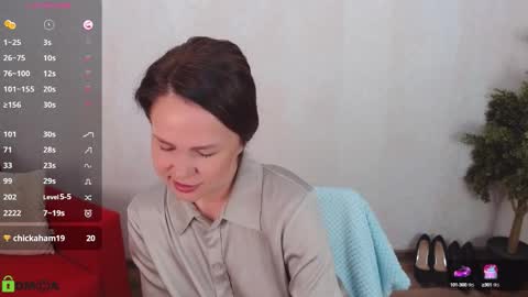 Queen of nylon  Victoria online show from October 17, 5:11 am