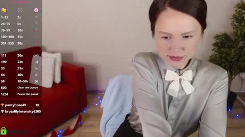 Queen of nylon  Victoria online show from April 22, 5:36 am