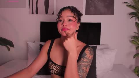 Snapshot of izzy_vega chatting on October 22, 12:25 am Izzy vega  online show from October 22, 12:25 am
