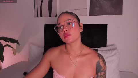 Snapshot of izzy_vega chatting on October 1, 1:16 am Izzy vega  online show from October 1, 1:16 am