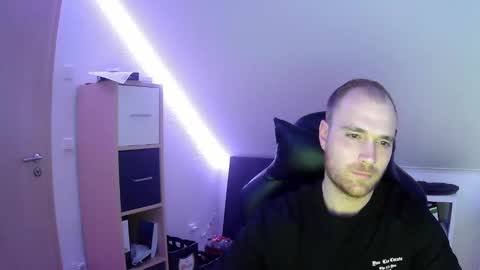 here4y online show from March 4, 6:18 pm