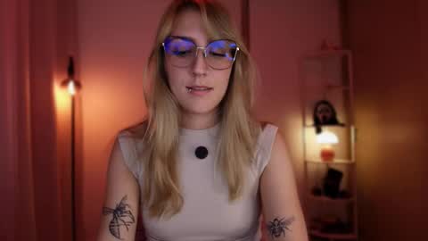 Linda Sofia help me get to 100 thumbs up online show from March 28, 2:57 am