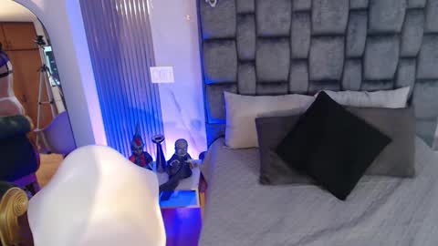 Snapshot of jade_fg chatting on October 13, 12:51 pm Sara online show from October 13, 12:51 pm