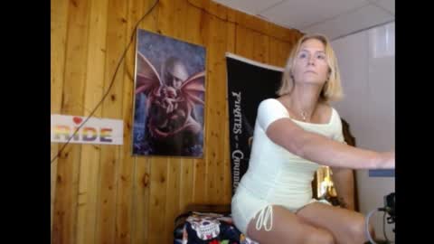 Snapshot of jamiebottoms chatting on October 17, 1:04 pm Jamie Bottoms online show from October 17, 1:04 pm