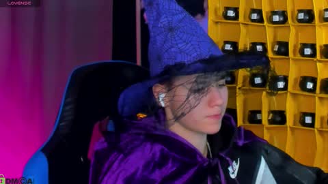 jean_wilsons online show from February 19, 1:32 pm