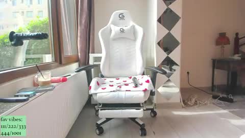 infamous blondiechloe.             Jennyjennywildd online show from April 21, 6:31 am