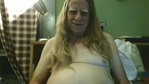 johnnieq1971 online show from May 19, 1:45 am