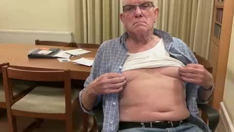 Snapshot of johnsenior41 chatting on November 1, 7:24 pm johnsenior41 online show from November 1, 7:24 pm