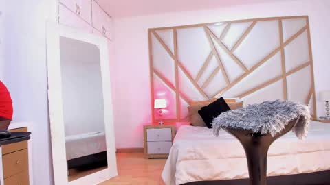 Pantyhose Queen online show from February 17, 7:55 pm