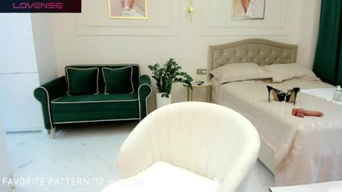 Jolie Ozolla online show from April 22, 2:57 pm