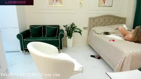 Jolie Ozolla online show from April 14, 4:10 pm