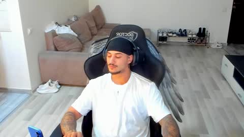 jonnyporn1 online show from October 12, 5:44 am