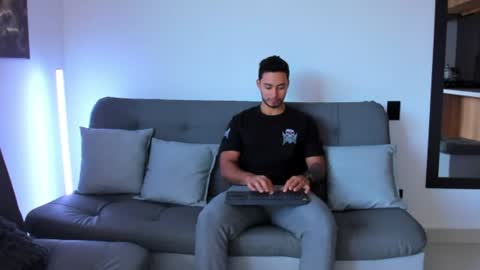 juan_muscle online show from June 20, 11:00 pm
