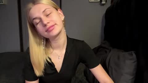 Lola online show from April 2, 5:59 am