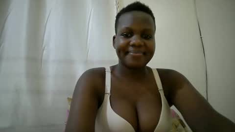 Snapshot of juicy_bella2 chatting on October 11, 7:39 pm juicy_bella2 online show from October 11, 7:39 pm