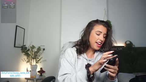 Snapshot of juicy_jane_uk chatting on September 16, 5:27 pm    online show from September 16, 5:27 pm