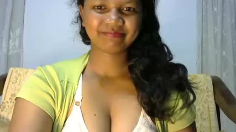 Snapshot of juicy_pretty chatting on October 12, 3:21 am stellah online show from October 12, 3:21 am