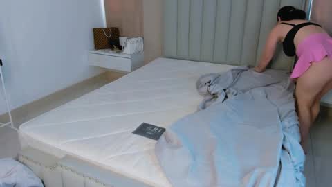 juliamillss online show from March 14, 2:48 am