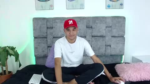 Julian online show from December 14, 7:57 pm