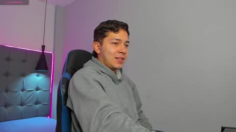 julian_smith21 online show from February 25, 12:20 pm