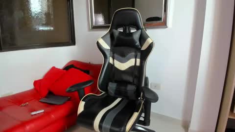 julian_wallace online show from March 16, 1:04 pm