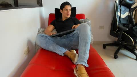 julian_wallace online show from April 8, 7:17 pm