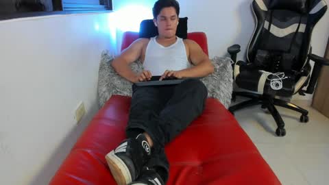 julian_wallace online show from April 3, 10:39 pm