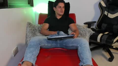 julian_wallace online show from April 9, 6:19 am