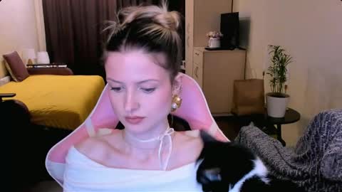 Julie online show from April 19, 6:10 pm