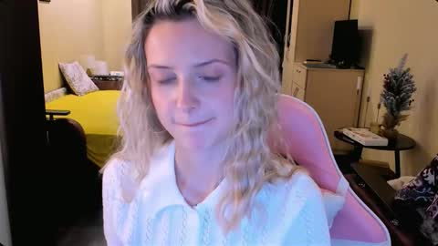 Julie online show from November 25, 1:21 pm