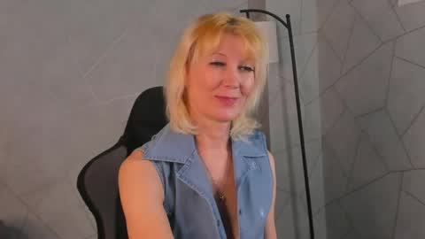 Julie Lucasss online show from April 22, 2:52 am