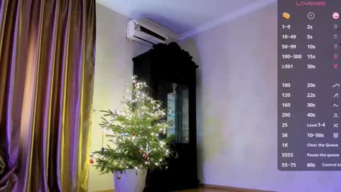 Snapshot of july_slowdive chatting on January 16, 11:58 am Julie online show from January 16, 11:58 am