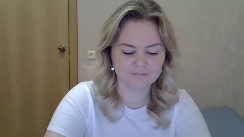 karennelsonx online show from April 22, 8:10 am