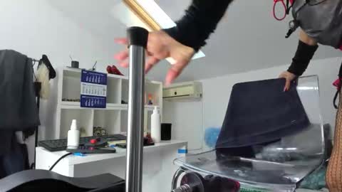 karlahartley online show from November 2, 6:13 am