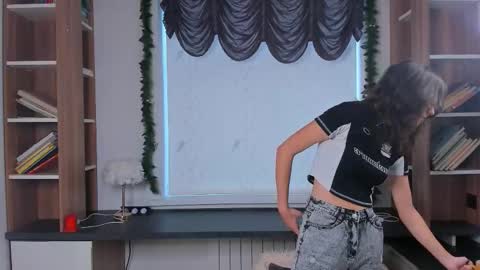 Mia online show from March 7, 11:10 am