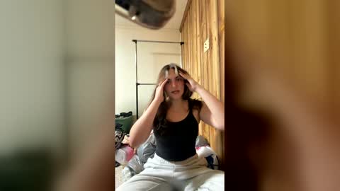 katiespadebaby899217 online show from March 17, 5:23 am