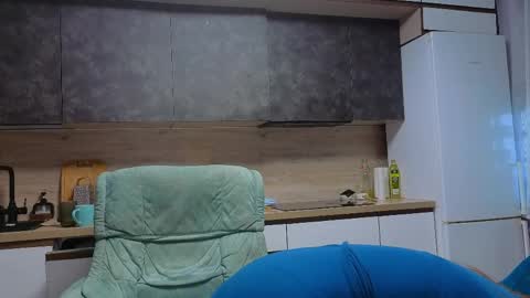 katniss_k online show from April 15, 5:22 am